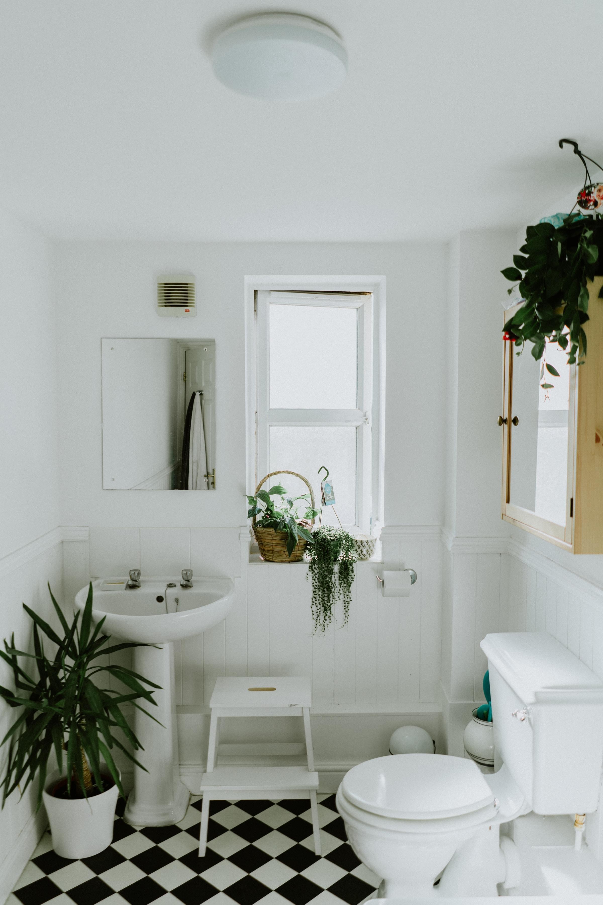 Image de la salle de bain rénovée par violette, dans le style blanc épurer 
