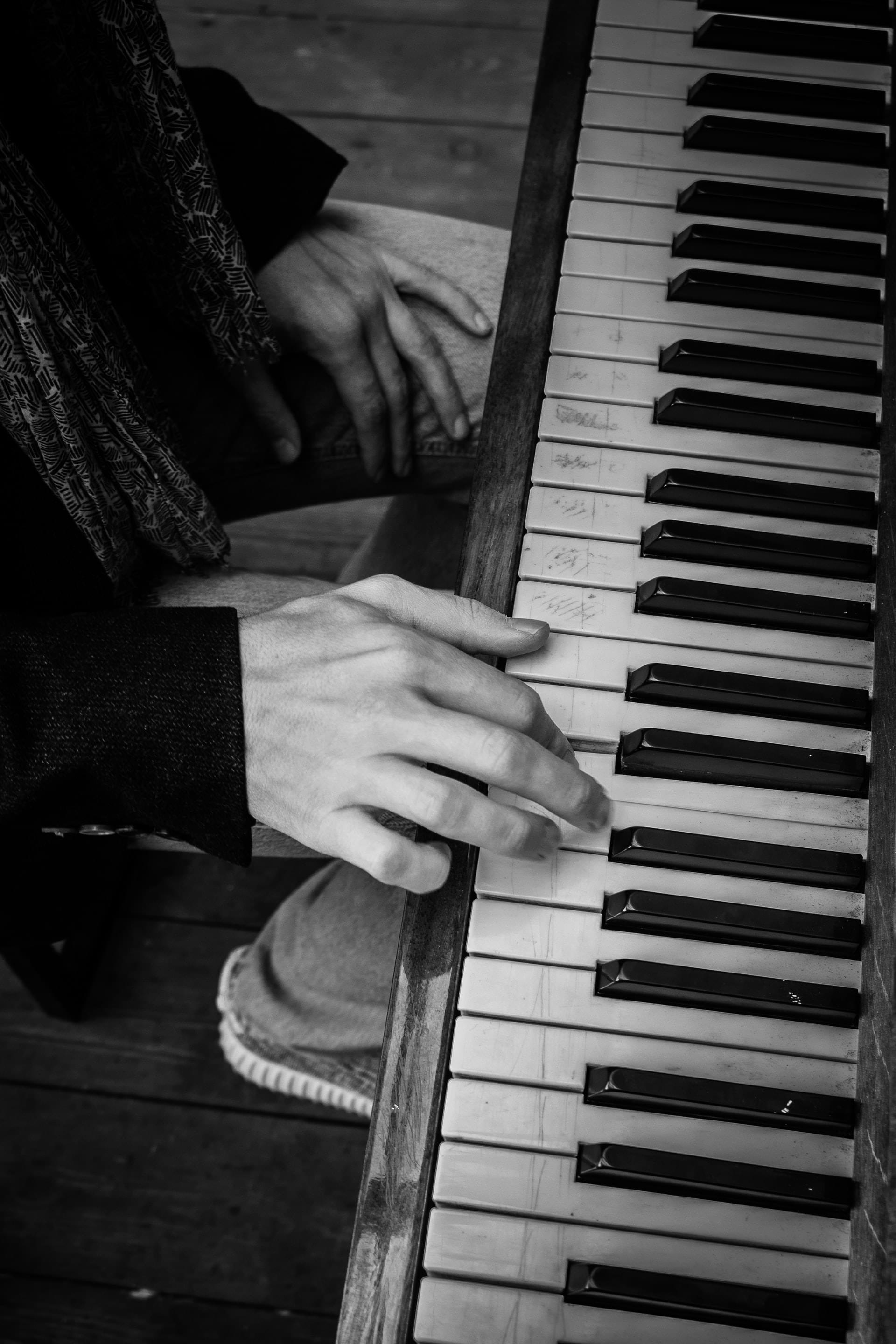 représentation d'une personne jouant du piano